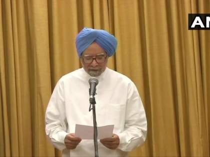 Delhi: Former Prime Minister & Congress leader Dr. Manmohan Singh takes oath as Rajya Sabha | पूर्व पीएम मनमोहन सिंह ने राज्यसभा सदस्य के रूप में ली शपथ, नायडू ने शपथ दिलाई