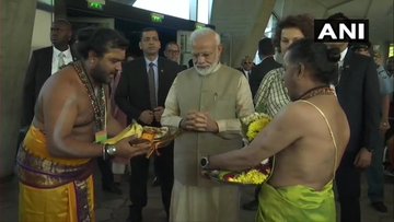 PM Modi said- Indians living in France have a relationship with India, so you have a relationship with France | पीएम मोदी ने कहा- फ्रांस में रहने वाले भारतवासियों का भारत से रिश्ता मिट्टी का है, तो फ्रांस से आपका मेहनत का नाता है