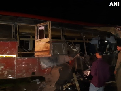 Maharashtra: 15 dead and 35 injured after a bus collided with a canter truck near Nimgul village in Dhule, late last night. | महाराष्ट्र: ट्रक ने मारी बस को टक्कर, भीषण हादसे में 15 की मौत, 35 लोग घायल
