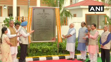 Delhi: Prime Minister Narendra Modi inaugurates Lok Sabha Secretariat flats in North Avenue. | जब देश 2022 में आजादी की 75वीं वर्षगांठ मनाएगा, तब संसद भवन का स्वरूप भी बदलना चाहिए: मोदी