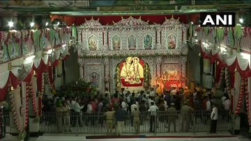 With the announcement of 'Nand ke Anand bhai, Jai Kanhaiya Lal ki', the devotees rose at the time of Krishna's birth | ‘नन्द के आनंद भए, जय कन्हैया लाल की’ के उद्घोष के साथ कृष्ण जन्म के समय झूम उठे श्रद्धालु