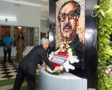 Deeply moved by the visit to Bangabandhu Memorial Museum. Paid respects to Sheikh Mujibur Rahman, Father of the Nation | बांग्लादेश के संस्थापक मुजीबुर्रहमान को श्रद्धांजलि, जयशंकर का ट्वीट, ‘बंगबंधु स्मारक संग्रहालय’ का दौरा कर अभिभूत हूं