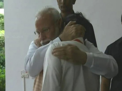 PM Narendra Modi hugged and consoled ISRO Chief K Sivan after he(Sivan) broke down | जब फूटकर रो पड़े इसरो अध्यक्ष के. सिवन और पीएम मोदी ने गले लगा लिया, देखिए वीडियो