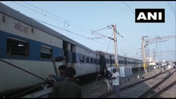 Four coaches of a train derail at Platform number 3 of the Kanpur Central railway station | टला बड़ा रेल हादसा, कानपुर रेलवे स्टेशन पर पटरी से उतरे चार डिब्बे, कोई हताहत नहीं