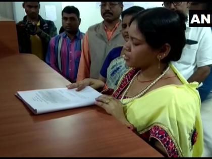 Chhattisgarh Ojasvi Mandavi, wife of BJP MLA Bheema Mandavi who lost his life in a naxal attack filed nomination as a BJP candidate | दंतेवाड़ा उपचुनाव: नक्सली हमले में मारे गए BJP विधायक भीमा मंडावी की पत्नी ओजस्वी लड़ेंगी विधानसभा चुनाव Chhattisgarh Ojasvi Mandavi, wife of BJP MLA Bheema Mandavi who lost his life in a naxal attack filed nomination as a BJP candidate | दंतेवाड़ा उपचुनाव: नक्सली हमले में मारे गए BJP विधायक भीमा मंडावी की पत्नी ओजस्वी लड़ेंगी विधानसभा चुनाव
