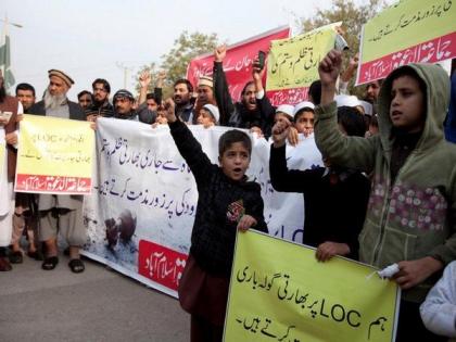 Pakistan celebrates 'Kashmir Hour', as soon as the two needles reached 12 mark on Friday afternoon, sirens started ringing across the country, traffic signal turned red | पाकिस्तान ने ‘कश्मीर ऑवर’ मनाया, शुक्रवार दोपहर को घड़ी की दोनों सुइयां 12 पर पहुंचीं, सायरन बजने लगे, सिगनल लाल हो गए