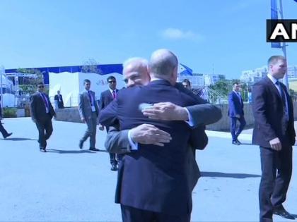 Vladivostok: Prime Minister Narendra Modi and Russian President Vladimir Putin arrive at Zvezda ship-building complex | भारत-रूस संबंधः पीएम मोदी -पुतिन मिले, एक-दूसरे को गले लगाया और हाथ मिलाया और पोत पर सवार होकर समुंद्र देखने निकले