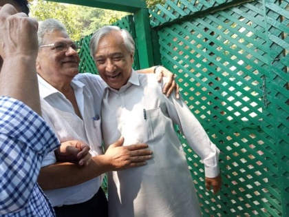 Article 370: CPI (M) General Secretary Yechury met with detained Tarigami, returning to Delhi after asking for Kushalakshme | अनुच्छेद 370ः नजरबंद तारिगामी से मिले माकपा महासचिव येचुरी, कुशलक्षेम पूछकर दिल्ली लौटे