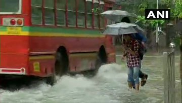 Heavy rains in Mumbai: Four killed, three people washed into the drain, bad traffic condition | मुंबई में भारी बारिशः चार की मौत, तीन लोग नाले में बहे, यातायात का बुरा हाल
