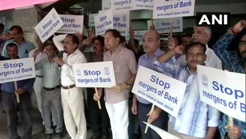 Merger of public sector banks: Opposition of bank employees across the country, including Delhi, black-banded work | सरकारी बैंकों के विलयः दिल्ली सहित पूरे देश में बैंक कर्मियों का विरोध, काली पट्टी बांध कर किए काम