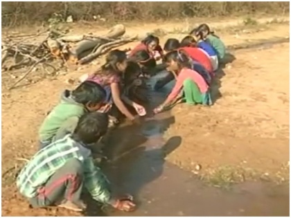 Madhya Pradesh: Serving roti, salt and Canal water in Mid day Meal in a Government primary school of chhatarpur district | मध्य प्रदेश: मिड-डे मील के नाम पर नमक रोटी और नहर का पानी