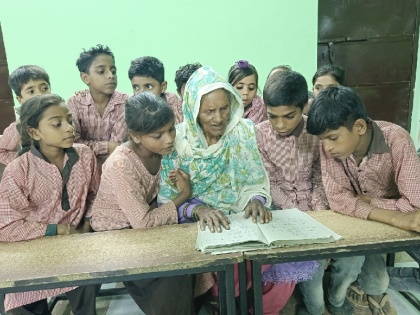 UP Bulandshahr Such a passion for studies that Salima Khan reached school at the age of 92 studying with children watch video | पढ़ने का ऐसा जुनून की 92 साल की उम्र में सलीमा खान पहुंची स्कूल, बच्चों के साथ कर रहीं पढ़ाई; देखें वीडियो