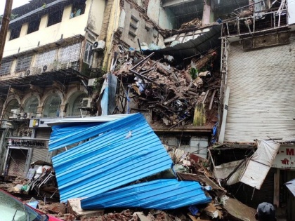 Mumbai: four-storied building at Lokmanya Tilak Road collapses rescue opration uderway | मुंबई: लोकमान्य तिलक रोड पर चार मंजिला इमारत ढही, दमकल वाहन के साथ राहत बचाव में जुटा प्रशासन