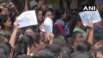 Students of Hyderabad’s St Francis College for Women protest against ‘strict’ dress code | हैदराबाद: कॉलेज ने लड़कियों की कुर्ती की लंबाई नापने के लिए रखा गार्ड, गर्ल्स बोलीं-क्या घुटनों के ऊपर वाली कुर्ती आपको विचलित करती है