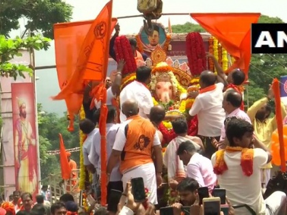 Immerse the Ganesha idols with shouts of 'Ganapati Bappa Morya, next year you hurry up' | 'गणपति बप्पा मोरया, अगले बरस तू जल्दी आ' के जयकारों के साथ गणेश प्रतिमाओं को विसर्जित किया