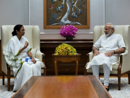 Finally, CM Mamata Banerjee met PM Modi, discussed issues related to Bengal, said - courtesy call | आखिरकार पीएम मोदी से मिलीं सीएम ममता बनर्जी, GIFT में दिया मिठाई और कुर्ता