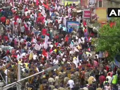 Red march against CM Mamta against employment, clash between police and Left Front workers in Bengal, many injured | रोजगार के खिलाफ सीएम ममता के खिलाफ वाममोर्चा का मार्च, कार्यकर्ताओं ने पुलिस पर पथराव किया, पुलिस ने आंसू गैस के गोले दागे