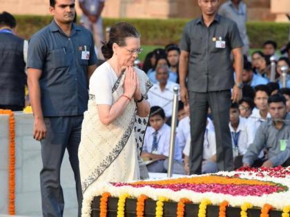 Those who have been doing politics of lies will never understand Gandhi's philosophy of non-violence: Sonia Gandhi | जो झूठ की राजनीति करते रहे हैं वे गांधी के अहिंसा के दर्शन को कभी समझ नहीं पाएंगे : सोनिया गांधी