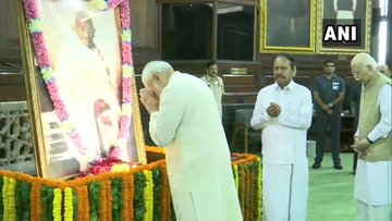 Gandhi's 150th birth anniversary: ​​Tribute to Bapu in Parliament House, Quit Plastic India, all parties remember | गांधी की 150वीं जयंतीः संसद भवन में बापू को श्रद्धांजलि, प्लास्टिक छोड़ो इंडिया, सभी दलों ने किया याद