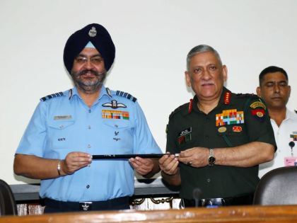 General Bipin Rawat, BS Dhanoa appointed baton as Chief of Staff Committee | चीफ्स ऑफ स्टाफ कमेटी के अध्यक्ष बने जनरल बिपिन रावत, बीएस धनोआ ने बैटन सौंपा, सेना प्रमुख 31 दिसंबर को सेवानिवृत्त होंगे