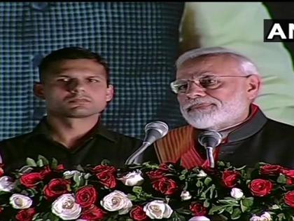 Delhi: BJP workers gather outside Palam Technical Airport to welcome PM Narendra Modi. | अमेरिका से लौटे पीएम मोदी, कहा- भारत माता की जय, 130 करोड़ देशवासियों को सिर झुकाकर नमन करता हूं