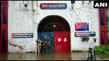 Water in the prison itself: 863 prisoners in Ballia prison, no place to sleep through rain, sewer and toilet over flow | जेल में पानी ही पानीः बलिया कारागार में 863 कैदी, बारिश से सोने के लिए स्थान नहीं, सीवर और शौचालय ओवर फ्लो