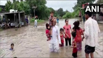 Bihar, UP flooded, 134 killed so far, 900 prisoners in Ballia had to be sent to jails in other districts, many areas submerged in water | बिहार, यूपी बाढ़ की चपेट में, अब तक 134 की मौत, बलिया में 900 कैदियों को दूसरे जिलों की जेलों में भेजना पड़ा, कई इलाके पानी में डूबे