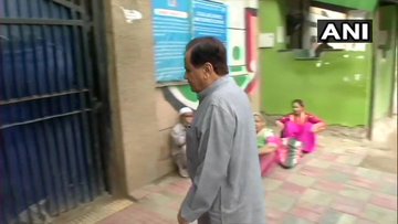 Congress leaders Ahmed Patel and Anand Sharma, who reached Tihar, met former Karnataka minister DK Shivakumar | तिहाड़ पहुंचे कांग्रेस नेता अहमद पटेल और आनंद शर्मा, कर्नाटक के पूर्व मंत्री डीके शिवकुमार से मुलाकात की Congress leaders Ahmed Patel and Anand Sharma, who reached Tihar, met former Karnataka minister DK Shivakumar | तिहाड़ पहुंचे कांग्रेस नेता अहमद पटेल और आनंद शर्मा, कर्नाटक के पूर्व मंत्री डीके शिवकुमार से मुलाकात की