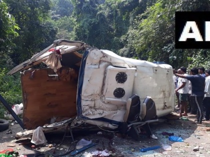 Mini bus falls into ditch in Andhra Pradesh; 8 devotees from Karnataka die, five injured | आंध्र प्रदेश में मिनी बस खाई में गिरी, कर्नाटक के 8 श्रद्धालुओं की मौत, पांच घायल