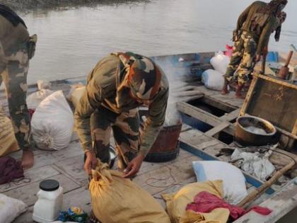 BSF seized two Pakistani fishing boats in Kutch, with no riders | बीएसएफ ने कच्छ में मछली पकड़ने वाली दो पाकिस्तानी नौकाओं को जब्त किया, उन पर कोई सवार नहीं था BSF seized two Pakistani fishing boats in Kutch, with no riders | बीएसएफ ने कच्छ में मछली पकड़ने वाली दो पाकिस्तानी नौकाओं को जब्त किया, उन पर कोई सवार नहीं था