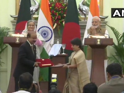 PM Modi met Sheikh Hasina, gift of three projects including LPG exports, seven agreements signed | शेख हसीना से मिले पीएम मोदी, एलपीजी निर्यात समेत तीन परियोजना की सौगात, सात समझौतों पर हस्ताक्षर