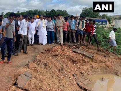 Flood in Karnataka: We voted for you but did not get a house, when will we get it and who will give it, the woman asked former CM Siddaramaiah | कर्नाटक में बाढ़ः हमने आपको वोट दिया लेकिन घर नहीं मिला, हमें कब मिलेगा और कौन देगा, महिला ने पूर्व सीएम सिद्धारमैया से पूछा Flood in Karnataka: We voted for you but did not get a house, when will we get it and who will give it, the woman asked former CM Siddaramaiah | कर्नाटक में बाढ़ः हमने आपको वोट दिया लेकिन घर नहीं मिला, हमें कब मिलेगा और कौन देगा, महिला ने पूर्व सीएम सिद्धारमैया से पूछा