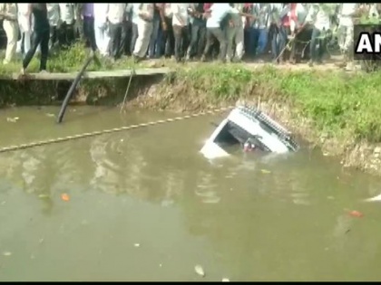 school van fell into a pond in Shajapur Madhya Pradesh many students dead latest updates | मध्य प्रदेश: शाजापुर में दर्दनाक हादसा, तालाब में बच्चों से भरी वैन गिरने से 3 छात्रों की मौत
