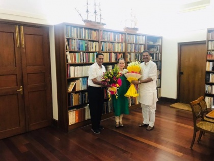 Subhash Chopra and Kirti Azad met Congress interim president Sonia Gandhi | सोनिया गांधी से मिले सुभाष चोपड़ा और कीर्ति आजाद, दिल्ली में सभी 70 सीट पर फोकस