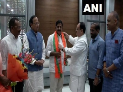 Another shock to Chandrababu Naidu, three-time MLA and Minister Adinarayan Reddy joins BJP | चंद्रबाबू नायडू को एक और झटका, तीन बार विधायक व मंत्री रहे आदिनारायण रेड्डी भाजपा में शामिल