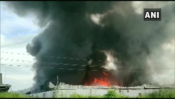 Fire breaks out in a godown in Bhiwandi Maharashtra | महाराष्ट्र: भिवंडी के एक गोदाम में लगी भीषण आग, मौके पर दमकल की कई गाड़ियां मौजूद