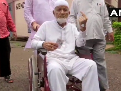 Maharashtra-Haryana Legislative Assembly: 106-year-old Harsh Singh and 102-year-old Aleem Zod voted | महाराष्ट्र-हरियाणा विधानसभाः 106 वर्षीय हर्ष सिंह और हृदय रोग से ग्रस्त 102 साल के जोड ने मतदान किया