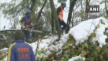 Jammu-Srinagar National Highway: Closed on second day, more than 4,000 vehicles stranded, heavy jam | जम्मू-श्रीनगर राष्ट्रीय राजमार्गः दूसरे दिन भी बंद, 4,000 से अधिक वाहन फंसे, भारी जाम Jammu-Srinagar National Highway: Closed on second day, more than 4,000 vehicles stranded, heavy jam | जम्मू-श्रीनगर राष्ट्रीय राजमार्गः दूसरे दिन भी बंद, 4,000 से अधिक वाहन फंसे, भारी जाम