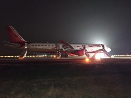 Emergency landing of Air India aircraft from Bhubaneswar to Mumbai in Raipur, passenger safe, engine shutdown case | इंजन फेल, यात्री सुरक्षित, भुवनेश्वर से मुंबई से जा रहे एयर इंडिया के विमान की रायपुर में इमरजेंसी लैंडिंग