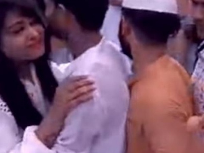 Muradabad: Girl Offering Eid hug outside Mall, Boys gone crazy, Viral Video | मुरादाबाद: ईद पर इस लड़की से गले मिलने के लिए लग गई लड़कों की लंबी लाइन, वीडियो वायरल