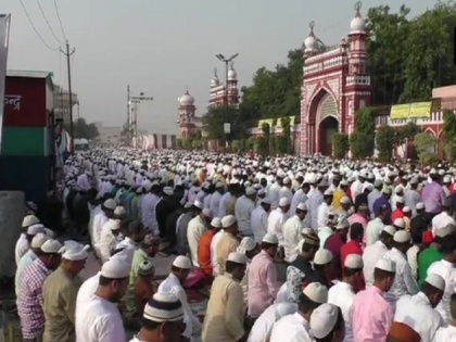 Eid ul-fitr 2019 people offers namaz on eid pm narendra modi wishes greetings on eid | Eid Mubarak: देश भर में ईद उल-फितर की धूम, पीएम मोदी ने हिंदी और उर्दू में ट्वीट कर दी बधाई