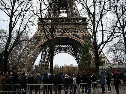 Eiffel Tower catches fire, thousands evacuated | Eiffel Tower catches fire: एफिल टॉवर में लगी आग, हज़ारों लोगों को निकाला गया