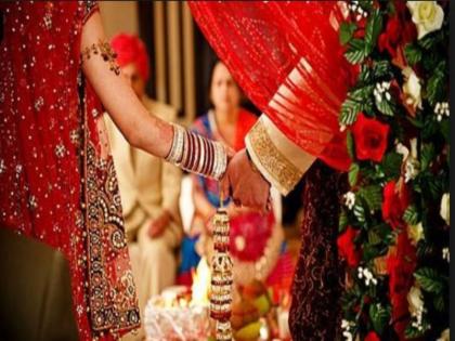 Karnataka wedding ceremony violating lockdown norms raided by officials groom runs away | कोरोना नियमों को ताक पर रखकर हो रही थी शादी, अधिकारियों ने मारा छापा तो दुल्हन छोड़कर भागा दूल्हा