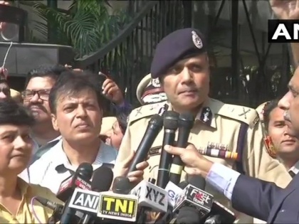 Delhi Commissioner of Police Amulya Patnaik: I appeal to all to maintain peace. It's trying time for us | सड़कों पर उतरी दिल्ली पुलिस, कमिश्नर के भाषण के दौरान जमकर की नारेबाजी, जानें पूरा मामला
