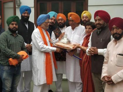 Kartarpur Sahib: Manmohan Singh was handed a silver umbrella and handkerchief | मनमोहन सिंह को चांदी का एक छत्र और रुमाला सौंपे गए, पूर्व पीएम जाएंगे करतारपुर साहिब