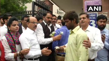Lawyer in Delhi away from work on fourth day, welcomes people who litigate | दिल्ली में वकील चौथे दिन कामकाज से दूर, मुकदमा लड़ने वाले लोगों का फूल देकर किया स्वागत