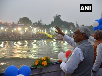 Arghya given to Asthachalagami Surya on Chhath in Bihar, CM Nitish Kumar extended best wishes to devotees | बिहार में छठ पर अस्ताचलगामी सूर्य को दिया गया अर्घ्य, सीएम नीतीश कुमार ने श्रद्धालुओं को दी शुभकामनाएं