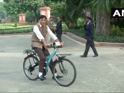 MP and Minister, Prakash Javadek, who came to Parliament wearing a bicycle, electric car and mask, said - everyone will have to work together | साइकिल, इलेक्ट्रिक कार और मास्क पहन कर संसद में आएं सांसद और मंत्री, प्रकाश जावड़ेकर ने कहा-सबको मिलकर करना होगा काम