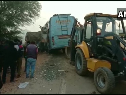 Death toll in the collision between a truck and a bus, has risen to nine. 23 people have been injured | मध्य प्रदेश: रीवा में बस और ट्रक की टक्कर में नौ की मौत, 23 अन्य घायल