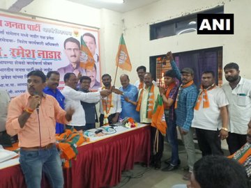 Around 400 Shiv Sena workers joined BJP at an event organised in Dharav Mumbai | महाराष्ट्र: शिवसेना को लगा पहला बड़ा झटका, बीजेपी में शामिल हुए 400 'शिवसैनिक' 